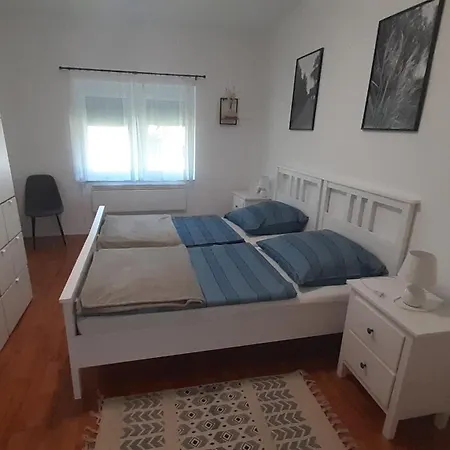 Apartament Barlang Utca *