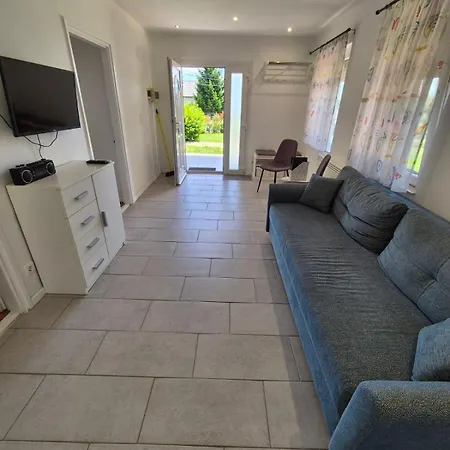 Barlang Utca Apartment